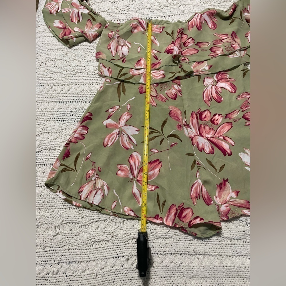 • Floral Romper

• Ruffle Detail
• Hidden Back Zipper
• 100% Polvester - Picture 11 of 14